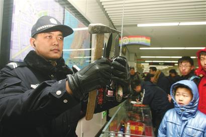 地铁安检缴获“十八般兵器”